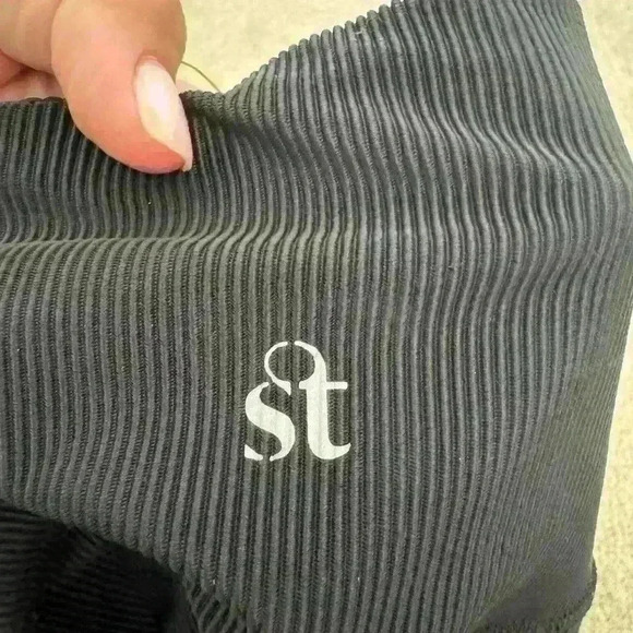 REVOLVE Strut This leggings - Picture 3 of 4